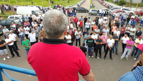 Contra demissões, vigilantes terceirizados fazem manifestação na sede do Metrô em Águas Claras