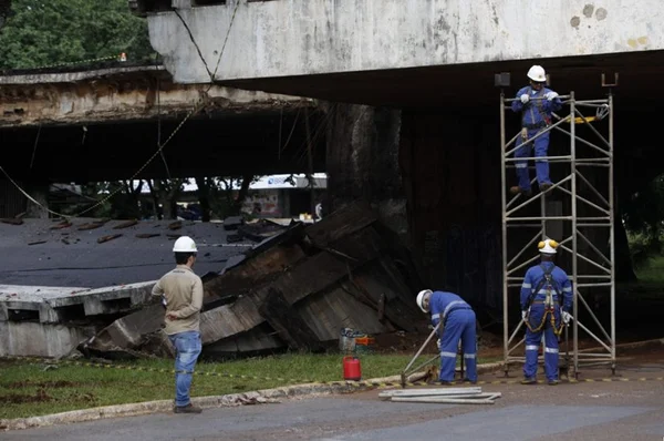 Viaduto que caiu sobre Galeria dos Estados vai virar meio-fio