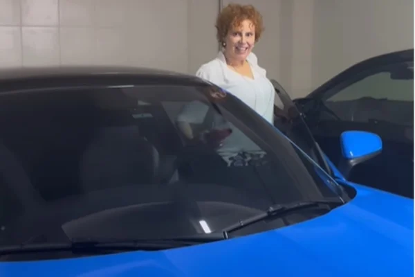 “Véia da Porsche” ama carro de luxo e festeja conquista com “máquinas”