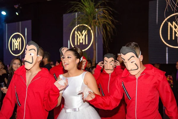Maria Clara Braúna Machado celebra 15 anos em festa espetacular