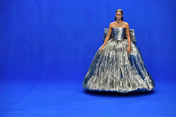 Modelo em desfile da grife Balenciaga