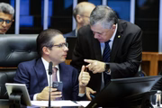 Presidente da Câmara, Hugo Motta, conversa com líder do governo na Casa, José Guimarães (PT-CE), no plenário da Câmara