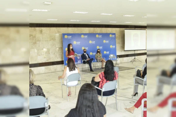 plateia e pessoas em cima de palco