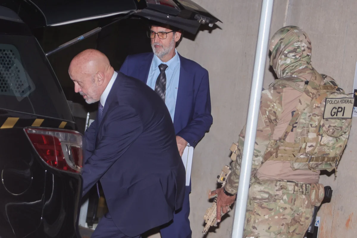 Antônio Carlos Camilo Antunes, o Careca do INSS, é conduzido em viatura da Polícia Federal PF após depoimento à CPMI do INSS Metropoles 2