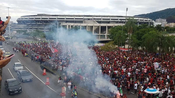 Torcida do Flamengo se aglomera
