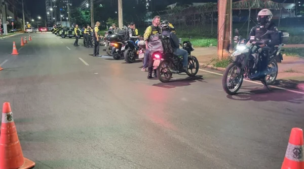 Motociclistas sendo abordados - Metrópoles
