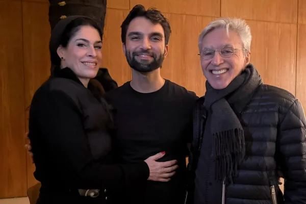 Após ataque, Paula Lavigne posa com Silva e deixa recado