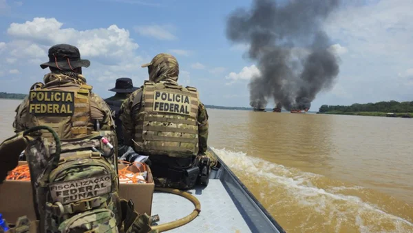 Imagem colorida, agentes da Pf em atividade na Operação Prensa, com intuito de destruir dragas de garimpo ilegal