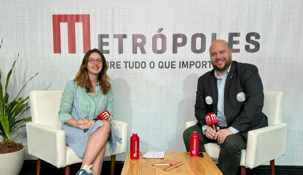 Foto colorida da gravação de um dos episódios do videocast Vozes da Engenharia - Metrópoles