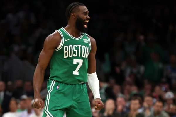 Jaylen Brown faz grande partida e Celtics derrotam Bucks