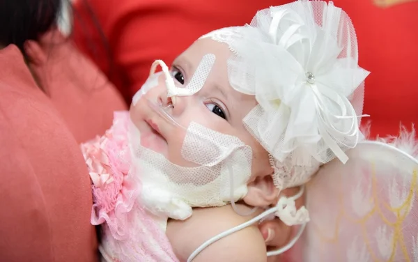 Bebê fantasiada de anjo em UTI
