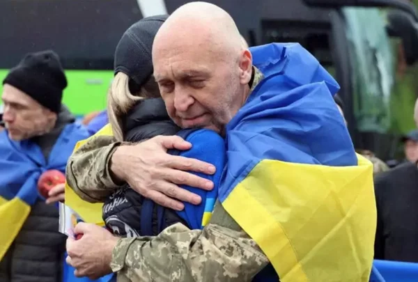 Homem com bandeira da Ucrânia abraça mulher após mais de 500 corpos serem devolvidos pela Rússia - Metrópoles