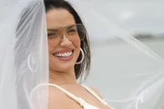 Juliette posa sorridente de biquíni e véu brancos Juliette posa sorridente de biquíni e véu brancos