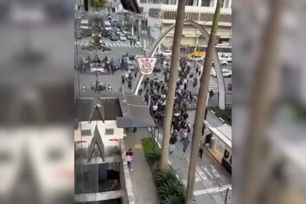 Vídeo: veja momento em que torcedores do Corinthians invadem sede