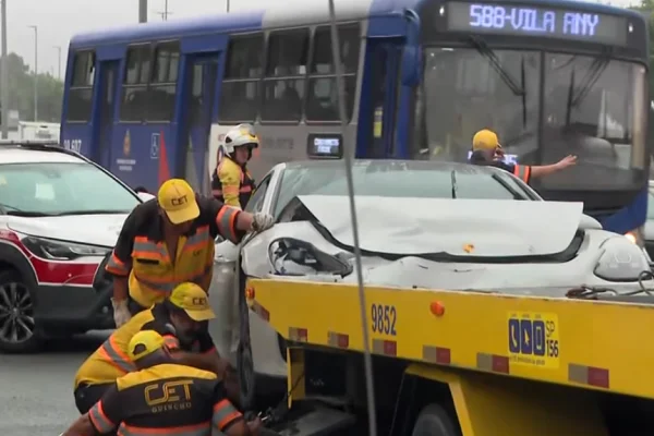Imagem colorida de Porsche acidentada. Metrópoles