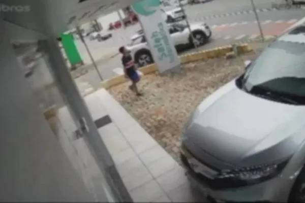 Menino de 9 anos se dirige a faixa de pedestres, onde seria atropelado por uma van - Metrópoles
