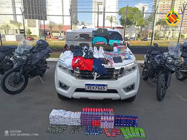 Foto colorido de uma viatura da polícia com materiais furtados em cima- Metrópoles