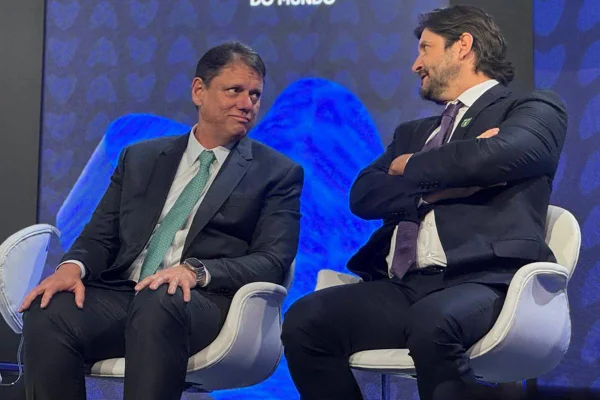 Tarcísio de Freitas, governador de São Paulo, e André do Prado, pré-candidato ao Senado - Metrópoles