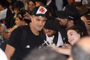 Delegação do Vasco é recebida com festa pelos torcedores na porta do hotel