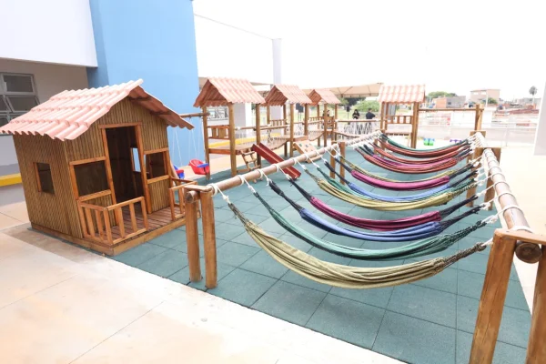 Família de garoto que teve dedo esmagado em creche será indenizada