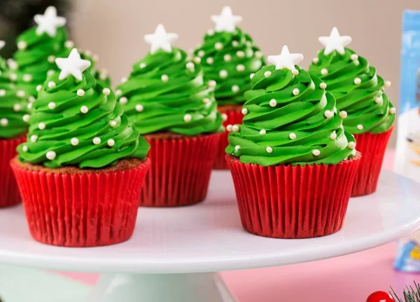 Aprenda a receita dos cupcakes de árvore de Natal