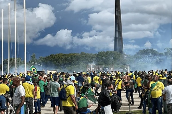 STF julga réu do 8/1 que usa multa de trânsito contra condenação