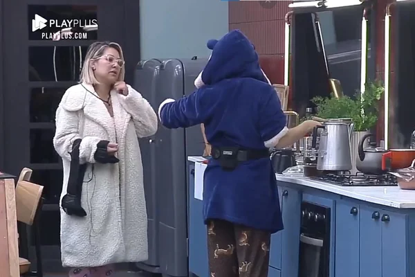 Adryana reclama de louça suja no Power Couple