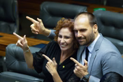 Deputados mais votados pelo PL em São Paulo, Carla Zambelli e Eduardo Bolsonaro vivem fora do país