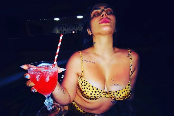 Com 20 quilos a mais, Cleo exala sensualidade em fotos de biquíni