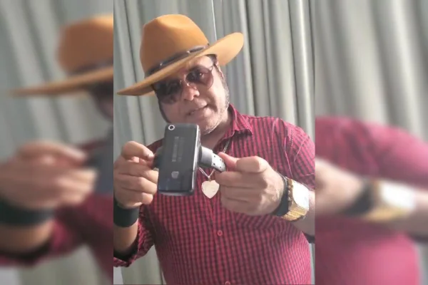 homem de chapéu segurando tornozeleira