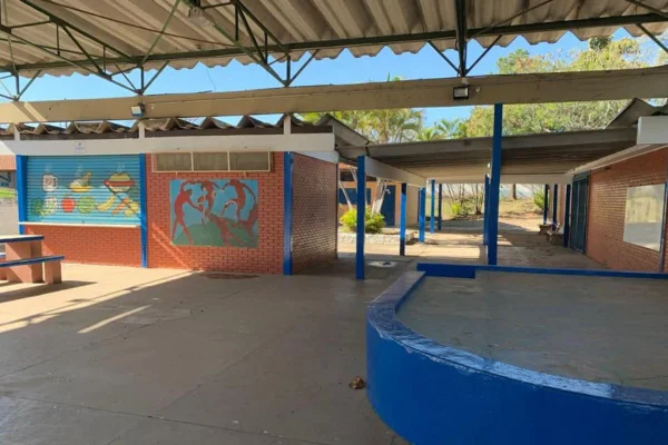 O caso aconteceu na madrugada deste sábado (5), em Itú (SP). O menino estava tentando pegar uma pipa quando caiu do telhado da escola - Metrópoles