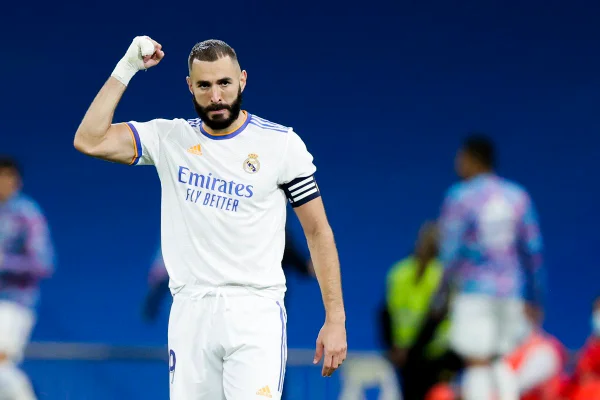 Modelo publica foto com Benzema e revela affair com o jogador