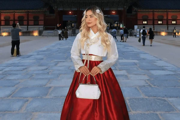 foto com cor. mariana tollendal usando hanbok - metrópoles