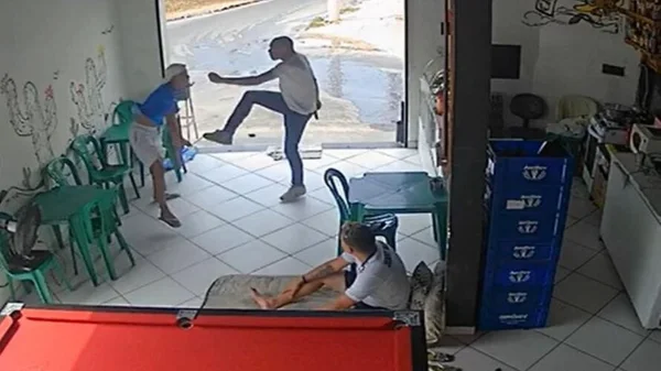 Vídeo: armado, candidato a deputado estadual agride adolescente em MG