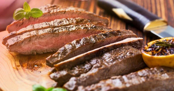Churrascaria que serviu comida com caco de vidro vai indenizar cliente