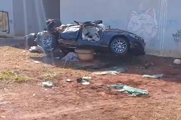BMW capota na Asa Sul e dois são presos por tentar levar vodca