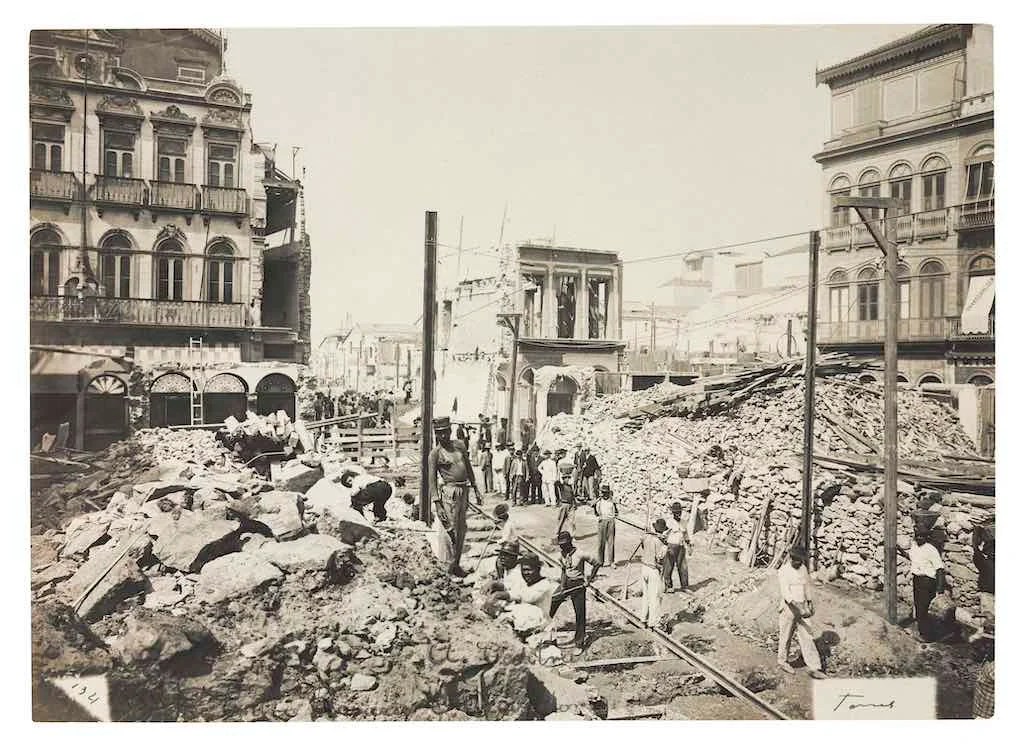 Demolições entre as ruas do Rosário e Ouvidor, avenida Central, atual avenida Rio Branco, Rio de Janeiro, RJ, 1904
Demolições entre as ruas do Rosário e Ouvidor, avenida Central, atual avenida Rio Branco, Rio de Janeiro, RJ, 1904