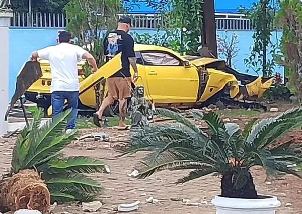 Camaro destruído