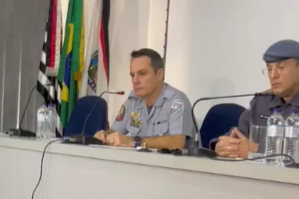 Imagem colorida de coronel da PM em entrevista coletiva. Metrópoles