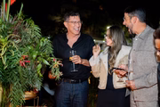 Convidados degustam mesa de frios