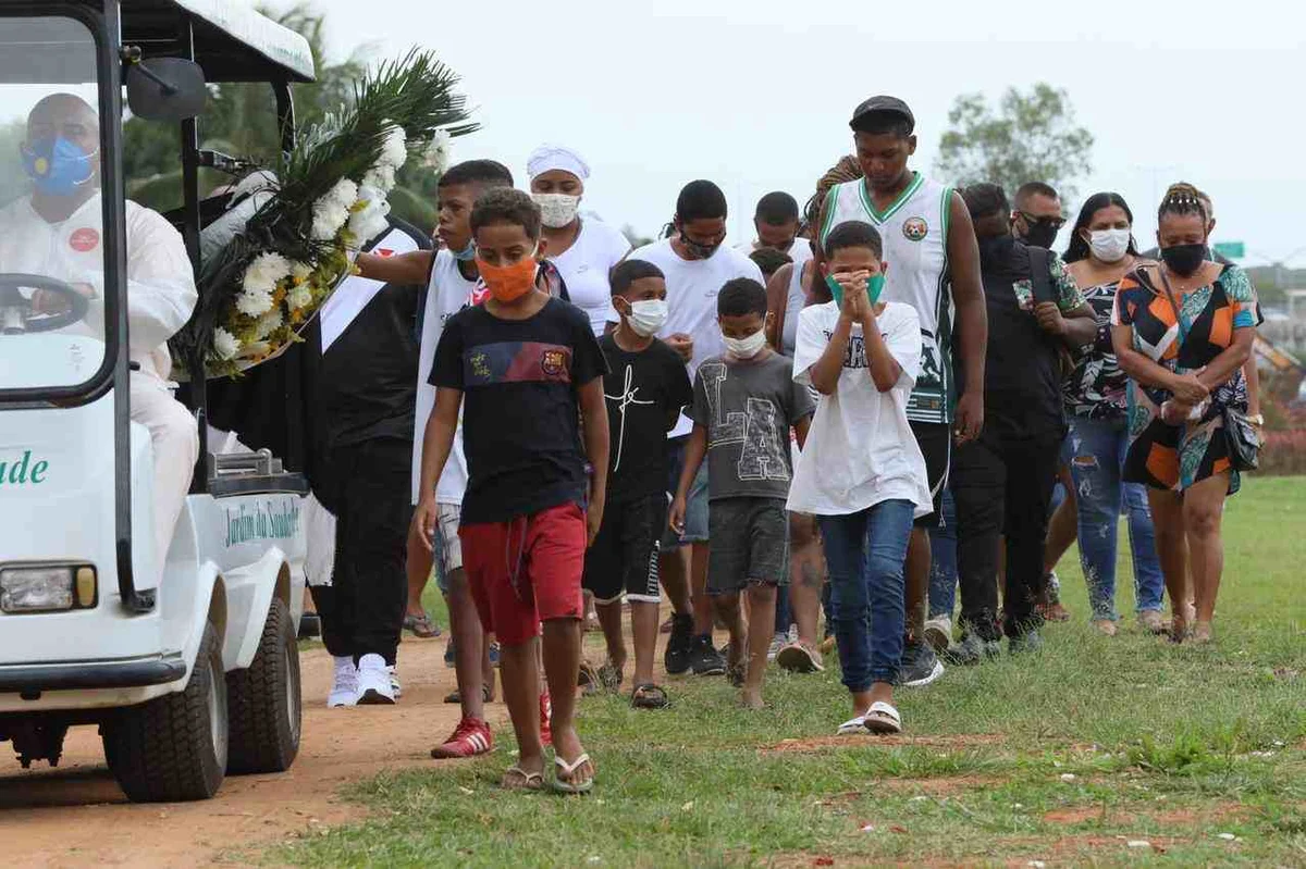 Enterro do corpo do menino Kaio, de 8 anos, morto com tiro na cabeça enquanto brincava em uma festa
Enterro do corpo do menino Kaio, de 8 anos, morto com tiro na cabeça enquanto brincava em uma festa