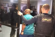 Momento em que João Neto é levado para delegacia