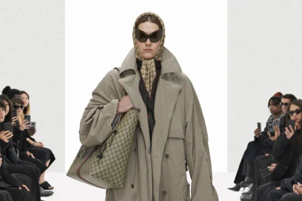 Look da Balenciaga na coleção primavera/verão 2022 intitulada Clone