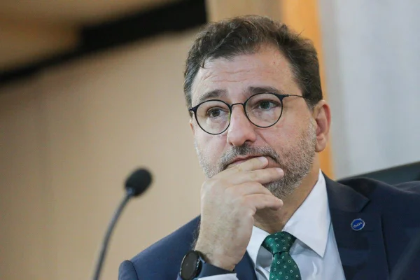 Imagem colorida do secretário do MPO Sergio Firpo - Metrópoles