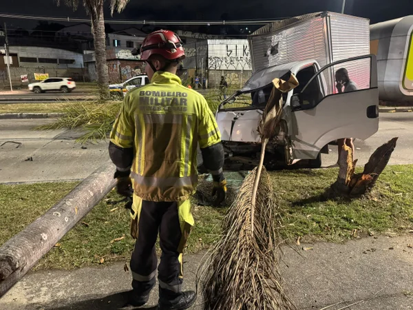 Caminhão furtado bate em carro e deixa dois feridos na Antônio Carlos, em BH