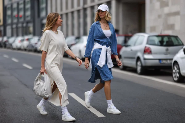 Street style com tênis brancos