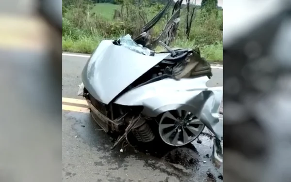 goias carro se parte ao meio em acidente