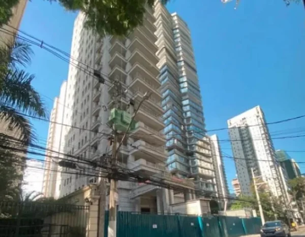 imagem colorida de prédio de estilo clássico e moderno em obras, em um dia de céu azul sem nuvens - Metrópoles