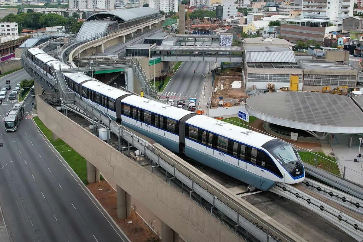 Acordo de R$ 41,2 milhões encerra investigação de falhas no monotrilho 1 Imagem colorida de trem na Linha 15-Prata