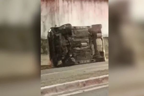 Imagem colorida, Carro com criança dentro capota e motociclista quase é atingido- Metrópoles